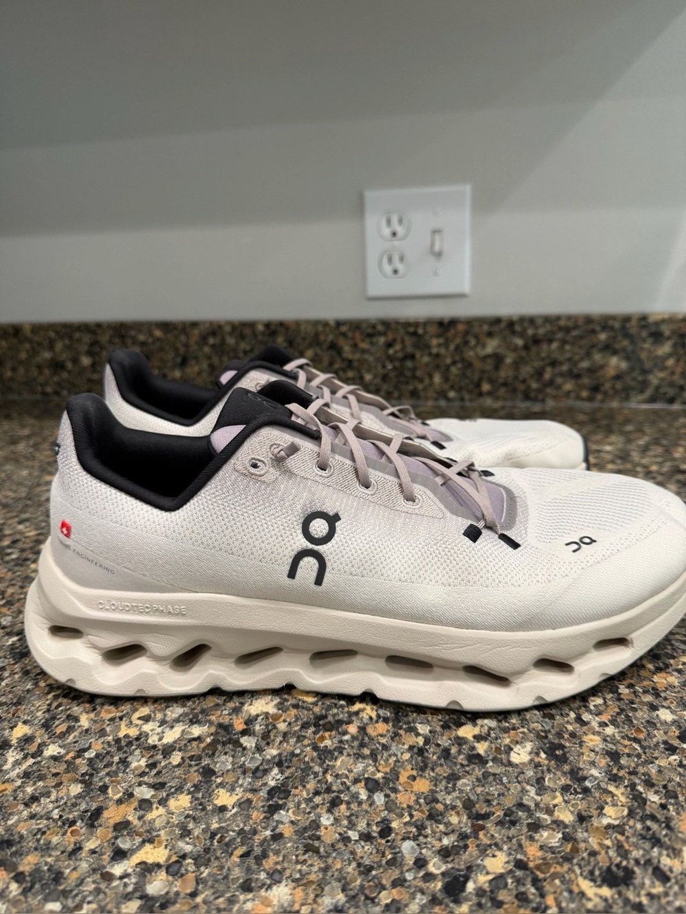 On Cloudstratus Running Shoes in Light Beige/White Mens 12